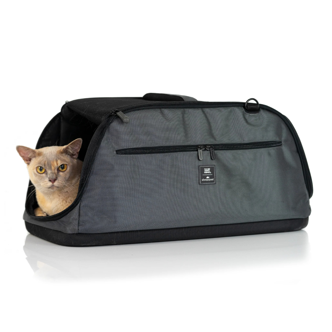 Coco & Pud Sleepypod Air with cat inside - Charcoal Grey
